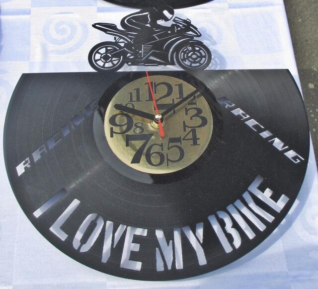 Das war auch mal eine LP-Schallplatte und ist jetzt eine Uhr.