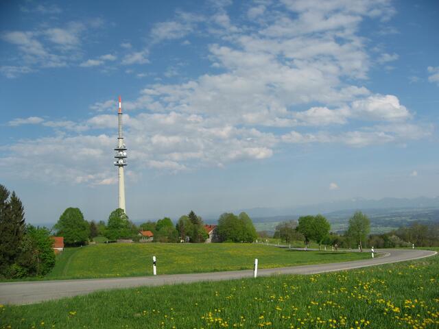 Die kurvige Bergstraße, mit Sendemast, Richtung Osten.