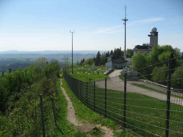 Der sogenannte "Hansl-Weg" führt hinunter in den Ort. Hinter dem Zaun, die großflächige Anlage der heutigen Wetterstation auf dem Hohen Peißenberg.