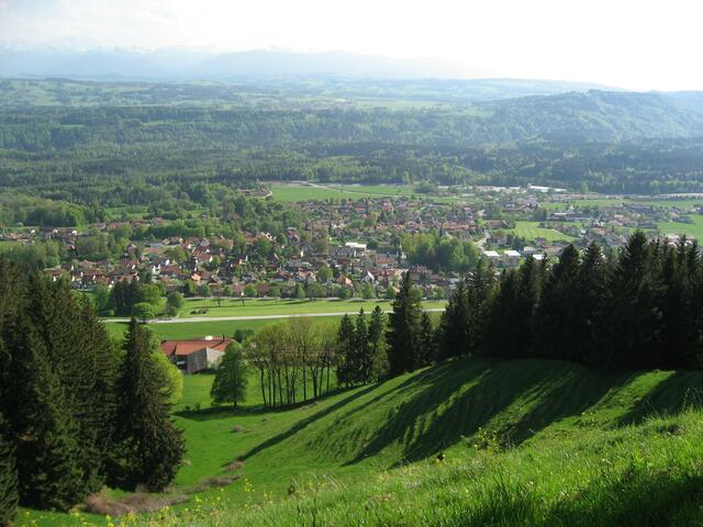 Blick vom Hohen Peißenberg, auf den gleichnamigen Ort. Leider keine Bergsicht.