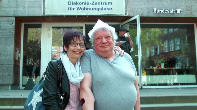 Der Obdachlose Bolle zusammen mit Gruppen-Admin Luise Schoolmann am 22. April vor dem Diakonie-Zentrum für Wohnungslose in der Hamburger Bundesstrasse 101 (Foto: Max Bryan)