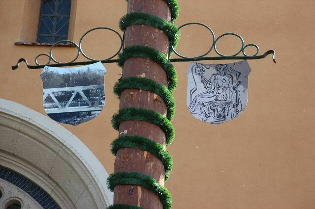 links: Lokalbahnbrücke,  rechts: alte Weberei