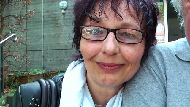 Mit ein klein wenig Pipi in den Augen - Luise Schoolmann am 22.4. vor dem Diakoniezentrum für Wohnungslose in Hamburg