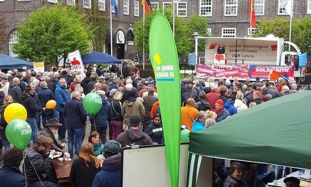 Infostände und Rednertribüne