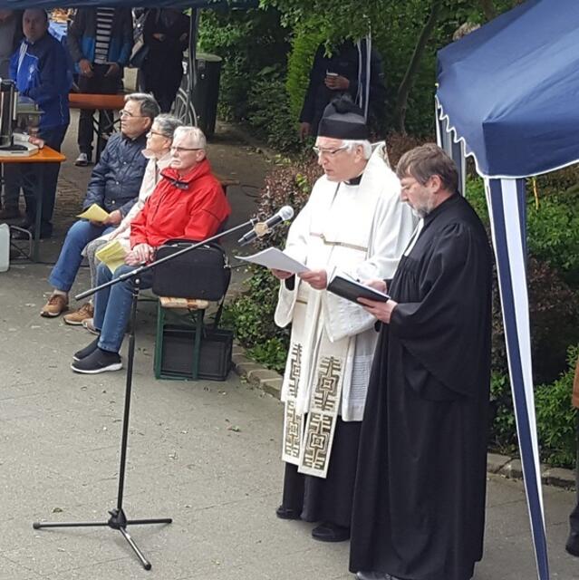 Pastor Andreas Anke und Pfarrer Blasikiewicz bei der Andacht