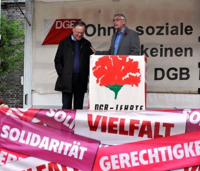 Stephan Weil (Ministerpräsident) und Reinhard Nold (DGB) auf der Rednertribüne
