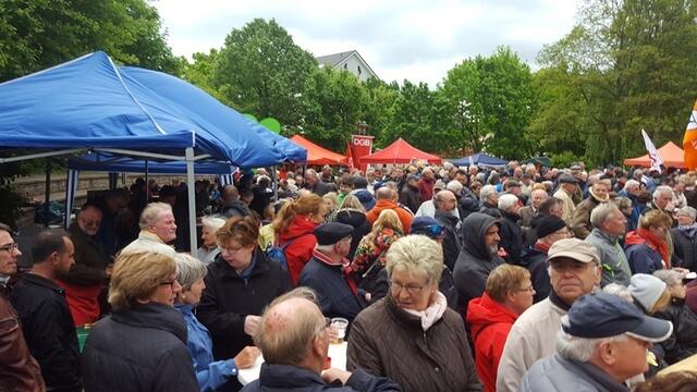 Gefüllter Festplatz (ca. 800 Besucher)