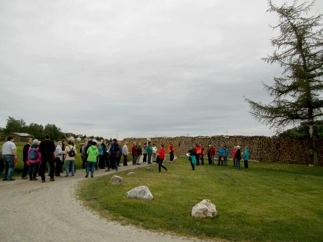 Treffen mit den Hirblingern am Feldkreuz bei Täfertingen.