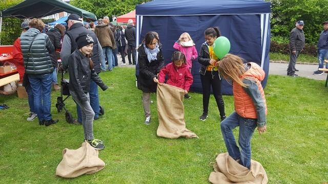 Kinder beim Sackhüpfen auf der Spielwiese