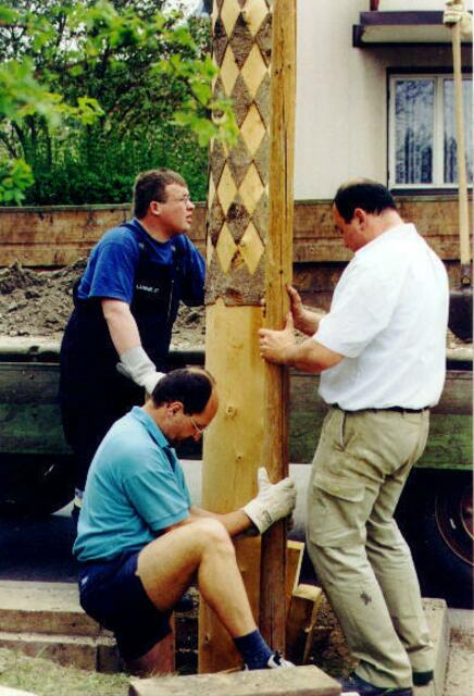 Damals mußte noch gestampft werden. Maibaumaufstellung 2003.
