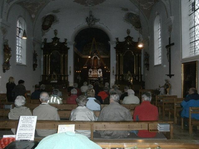 Nach und nach füllt sich das Gotteshaus mit den Wallfahrern