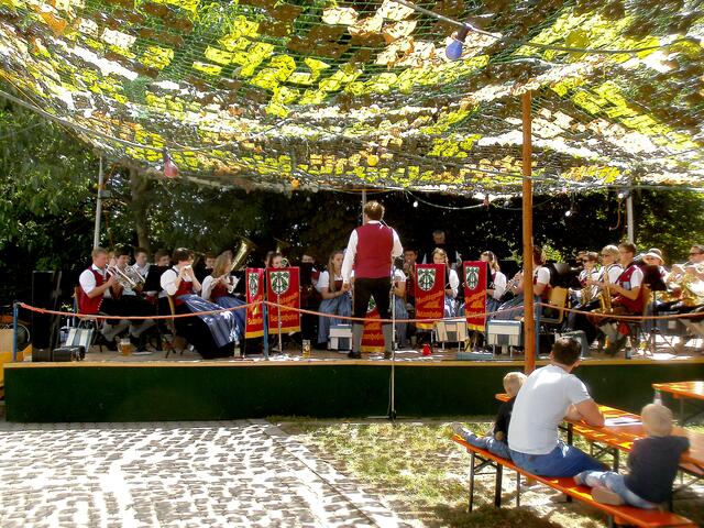 Das Gartenfest des Musikvereins kommt bei allen sehr gut an. Am Weckruf zum 1. Mai scheiden sich die Geister: So manche(r) zieht sich die Bettdecke über die Ohren.