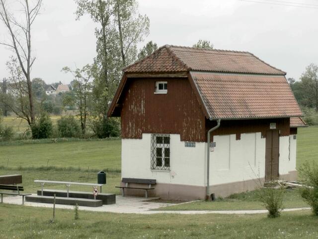 Brunnenwärterhäusel mit Kneippbecken.
