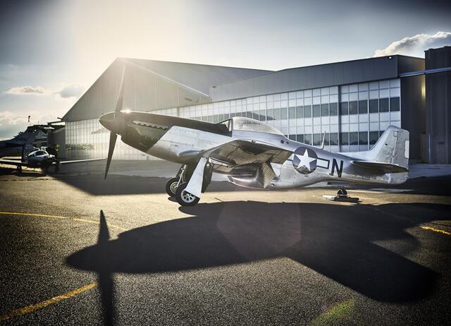 Die ist aber echt:  Die P-51 "Mustang" war das schnellste WK II-Jagdflugzeug der US Air Force. Ein besonders schönes Exemplar dieser rassigen und inzwischen raren Maschinen erscheint in durch und durch friedlicher Mission auf und über der Lipper Höhe. Da bekommen Warbird-Fans glänzende Augen. | Foto: VfL Geisweid