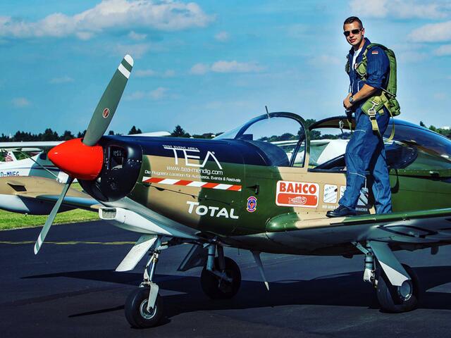 Wie der Vater so der Sohn. Nico Niebergall ist in die Fußstapfen seines „alten Herrn“ getreten. Mit seiner SIAI-Marchetti SF.260 zaubert der Acro-Pilot rasante Figuren an den Himmel. | Foto: VfL Geisweid