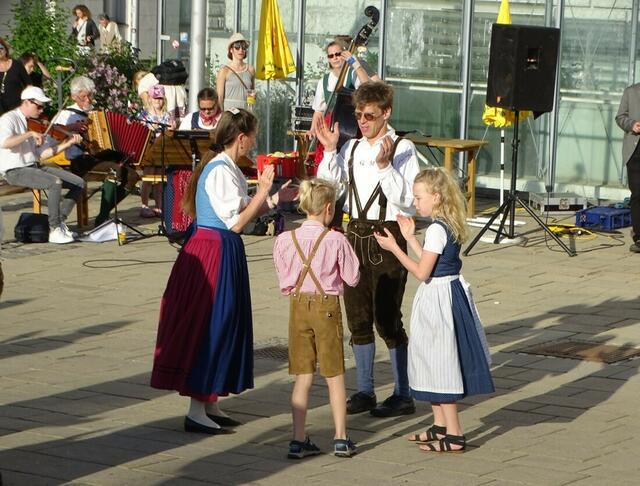 1. Mai 2018 in Wien: Maibaumaufstellen auf dem Platz vor der U-Bahn-Station Ottakring der Linie U3.