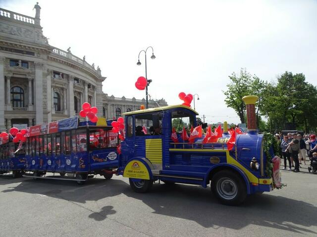 1. Mai 2018 in Wien: Maiaufmarsch der SPÖ Wien. Einzug auf den Rathausplatz.