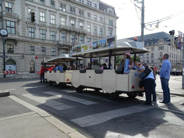 1. Mai 2018 in Wien: Maiaufmarsch der SPÖ Wien. Bei der Votivkirche. Für die weniger gut Zu-Fuß-Seienden stand wie immer die Liliputbahn zur Verfügung.