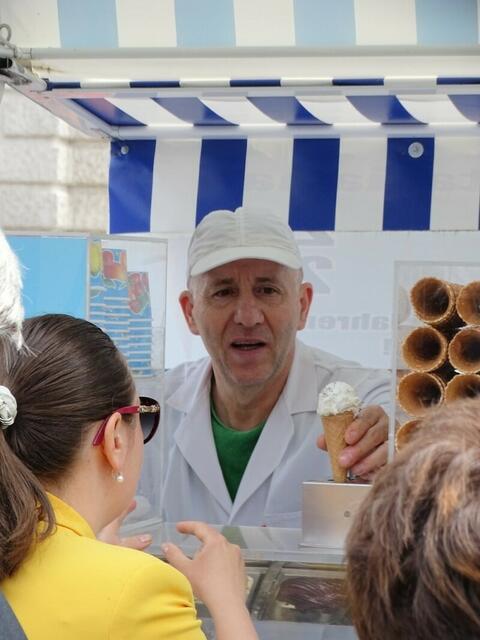 1. Mai 2018 in Wien: Maiaufmarsch der SPÖ Wien. Nach der Kundgebung auf dem Rathausplatz. Gelati, Gelati!