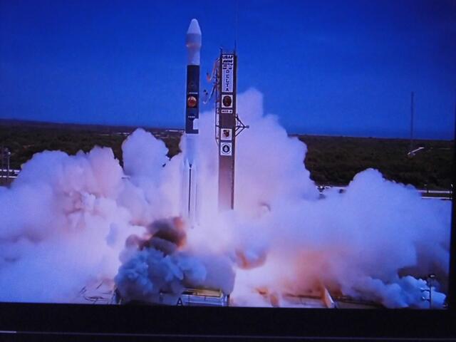 . . . die Atlas V- Rakete mit  "InSight" ist erfolgreich gestartet . . ., das Foto habe ich von meinem Monitor gemacht