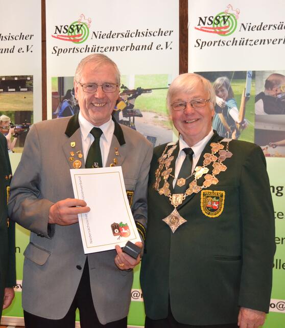 Werner Bösche, Präsident KSV Burgdorf (mit Ehrenring des NSSV und Urkunde) und  der Präsident des NSSV Axel Rott (v.l.n.r.)