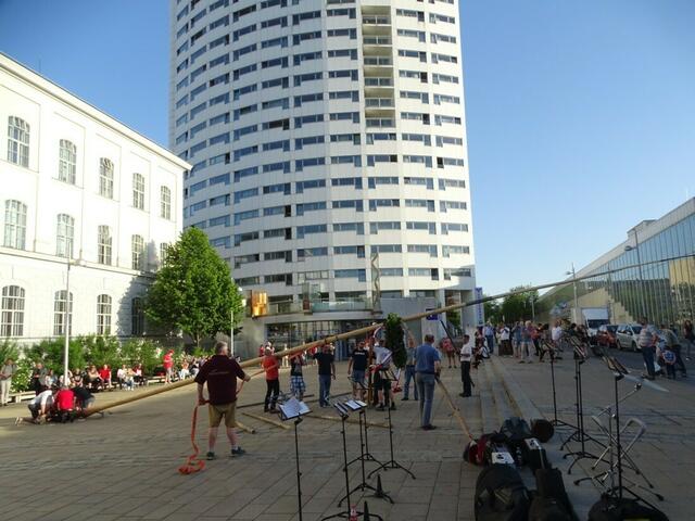 1. Mai 2018 in Wien: Maibaumaufstellen auf dem Platz vor der U-Bahn-Station Ottakring der Linie U3.