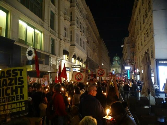 1. Mai 2018 in Wien: Fackelzug der Sozialistischen Jugend Wien. Auf dem Kohlmarkt.