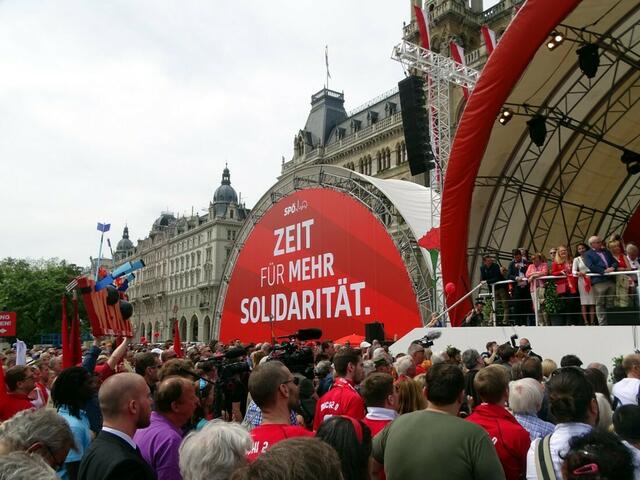 1. Mai 2018 in Wien: Maiaufmarsch der SPÖ Wien. Kundgebung auf dem Rathausplatz.