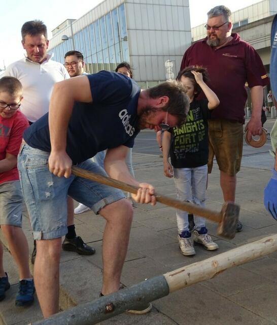 1. Mai 2018 in Wien: Maibaumaufstellen auf dem Platz vor der U-Bahn-Station Ottakring der Linie U3.