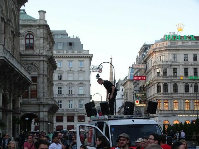 1. Mai 2018 in Wien: Fackelzug der Sozialistischen Jugend Wien. Treffpunkt bei der Staatsoper.