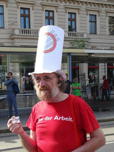 1. Mai 2018 in Wien: Maiaufmarsch der SPÖ Wien. Universitätsring. Auch der Maiabzeichenverkäufer war wieder unterwegs.