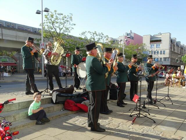 1. Mai 2018 in Wien: Maibaumaufstellen auf dem Platz vor der U-Bahn-Station Ottakring der Linie U3.
