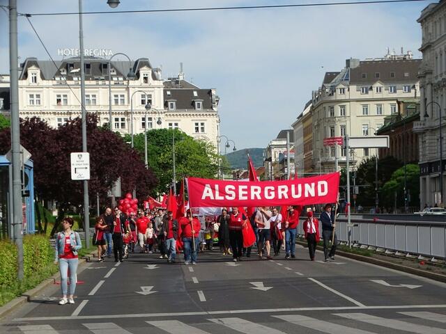 1. Mai 2018 in Wien: Maiaufmarsch der SPÖ Wien. Bei der Votivkirche. Die Gruppe aus dem 9. Bezirk stößt hinzu.