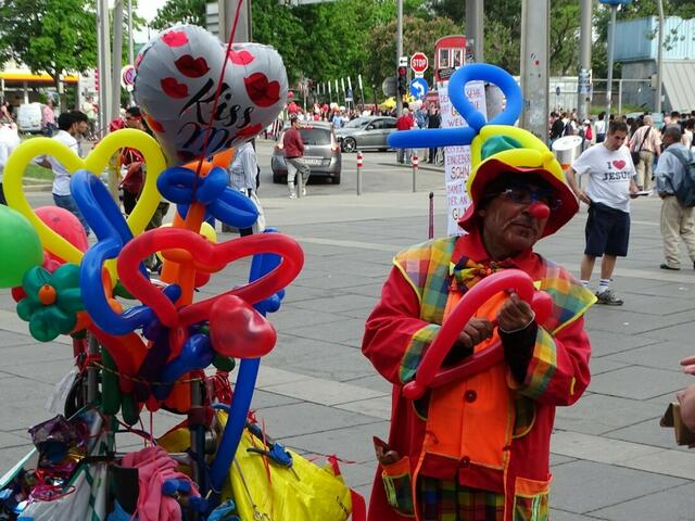 1. Mai 2018 in Wien: Maifest der SPÖ im Wiener Prater. Von der Farbgebung her ist dieser Herr schwer einer bestimmten politischen Richtung zuzuordnen!