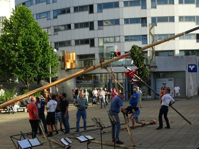1. Mai 2018 in Wien: Maibaumaufstellen auf dem Platz vor der U-Bahn-Station Ottakring der Linie U3.