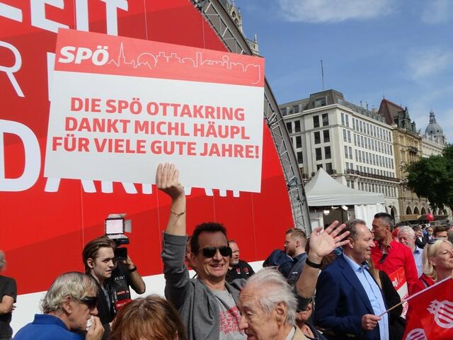 1. Mai 2018 in Wien: Maiaufmarsch der SPÖ Wien. Einzug auf den Rathausplatz.