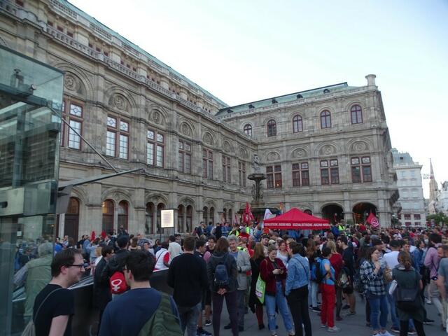 1. Mai 2018 in Wien: Fackelzug der Sozialistischen Jugend Wien. Treffpunkt bei der Staatsoper.