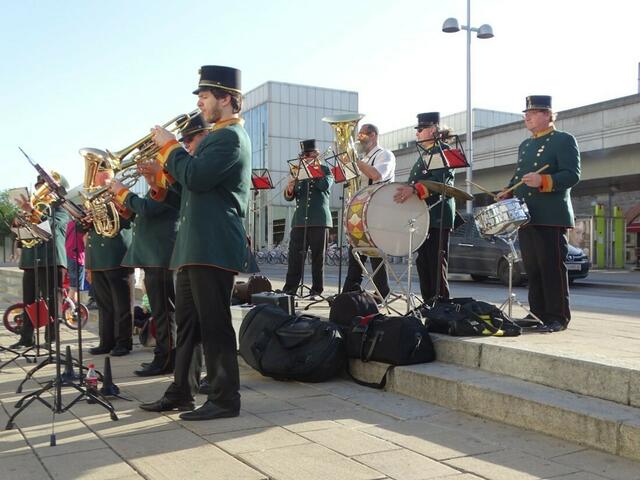 1. Mai 2018 in Wien: Maibaumaufstellen auf dem Platz vor der U-Bahn-Station Ottakring der Linie U3.