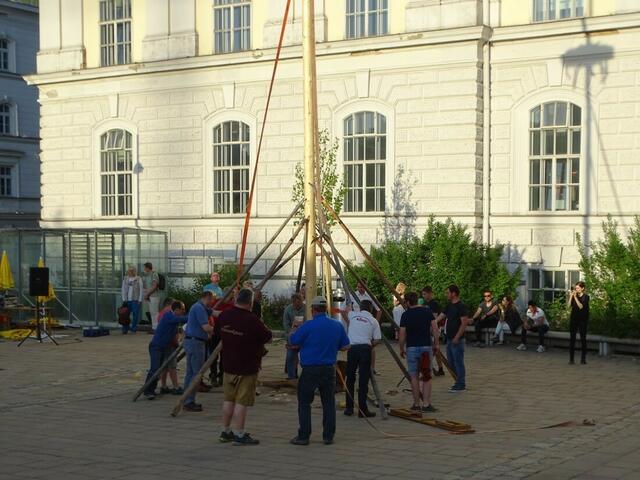 1. Mai 2018 in Wien: Maibaumaufstellen auf dem Platz vor der U-Bahn-Station Ottakring der Linie U3.