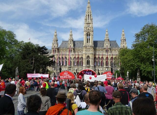 1. Mai 2018 in Wien: Maiaufmarsch der SPÖ Wien. Einzug auf den Rathausplatz.