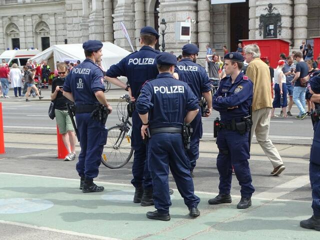 1. Mai 2018 in Wien: Maiaufmarsch der SPÖ Wien. Nach der Kundgebung auf dem Rathausplatz. Bei Festen dieser Art in Wien muss sich die Polizei - zum Glück - immer nur um Kleinigkeiten kümmern. So auch diesmal wieder.