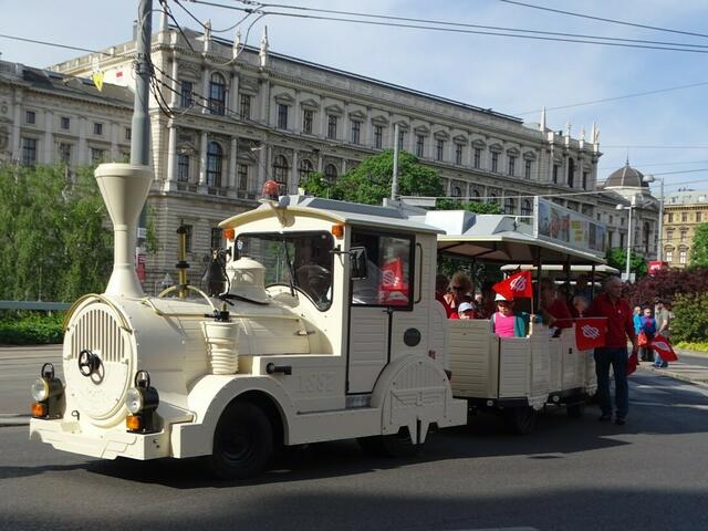 1. Mai 2018 in Wien: Maiaufmarsch der SPÖ Wien. Bei der Votivkirche. Für die weniger gut Zu-Fuß-Seienden stand wie immer die Liliputbahn zur Verfügung.