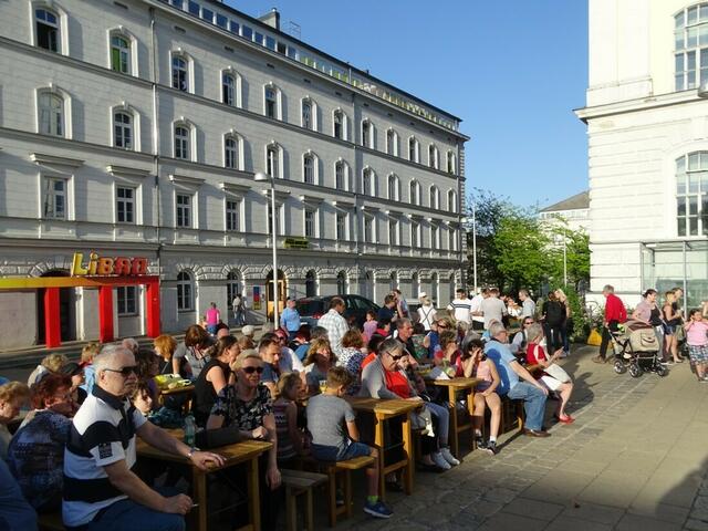 1. Mai 2018 in Wien: Maibaumaufstellen auf dem Platz vor der U-Bahn-Station Ottakring der Linie U3.