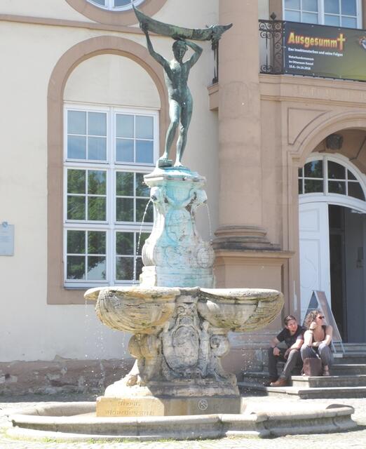Vor dem Naturkundemuseum Ottoneum steht der Papin Brunnen. Er ist benannt nach dem Physiker und Erfinder Denis Papin, der im Jahre 1706 hier seine Erfindung einer Pumpe vorgeführt haben soll.