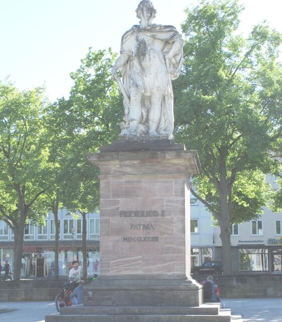 Marmorstatue des Landgrafen Friedrich II. (1760-1785) in Feldherrenpose und antikisierendem Gewand von Johann August und Samuel Nahl (1781-1783)