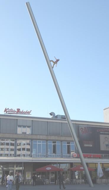 Der Himmelsstürmer auf dem Vorplatz des Kulturbahnhofs. Die Skulptur wurde für die documenta 9 im Jahre 1992 entworfen.