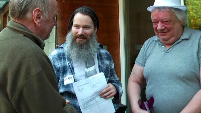 Außerdem: 7.5. - 11 bis 14 Uhr - Infotreffen - Gespräche & Austausch plus Fototermin 30 Meter Facebook-Print ausgerollt vor dem Container - darin hunderte Glückwünsche von Facebook-Freunden für Bolle und sein neues Leben. (Gespräche / Austausch / Infotreffen).