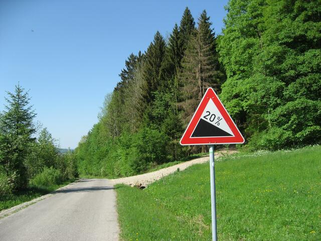 Gleich geht es sehr steil hinunter. Kleiner Lohn für die Mühe beim Heraufschieben.