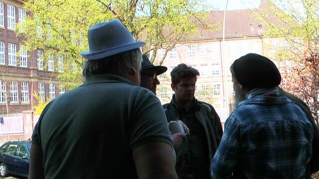 WARUM? - Weil es MENSCHLICH ist, einen 65-Jährigen mit Ablauf des Winternotprogamms nicht einfach wieder sich selbst zu überlassen - egal was er getan oder versäumt hat. Ich bin sicher, dass auch Bolle nicht stolz auf seinen Lebenslauf ist und er sich wünscht, es wäre anders gelaufen und er hätte eine Absicherung im Alter. Doch die hat er nicht. Nicht mal das PIK AS - ein Wohnheim für Obdachlose hier in Hamburg - kann ihm weiterhelfen. Die Grugs liegt im System.