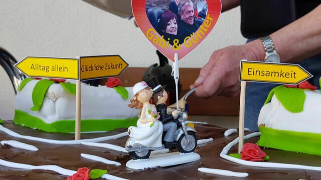 Eine Hochzeitstorte der besonderen Art backten die fleissigen Bikerinnen: Zwischen zwei Herzen biegt ein Brautpaar mit seinem Motorrad von der Hauptstrasse ab, dem Wegweiser: Glückliche Zukunft nach! | Foto: Dieter Schnecker / GosPop